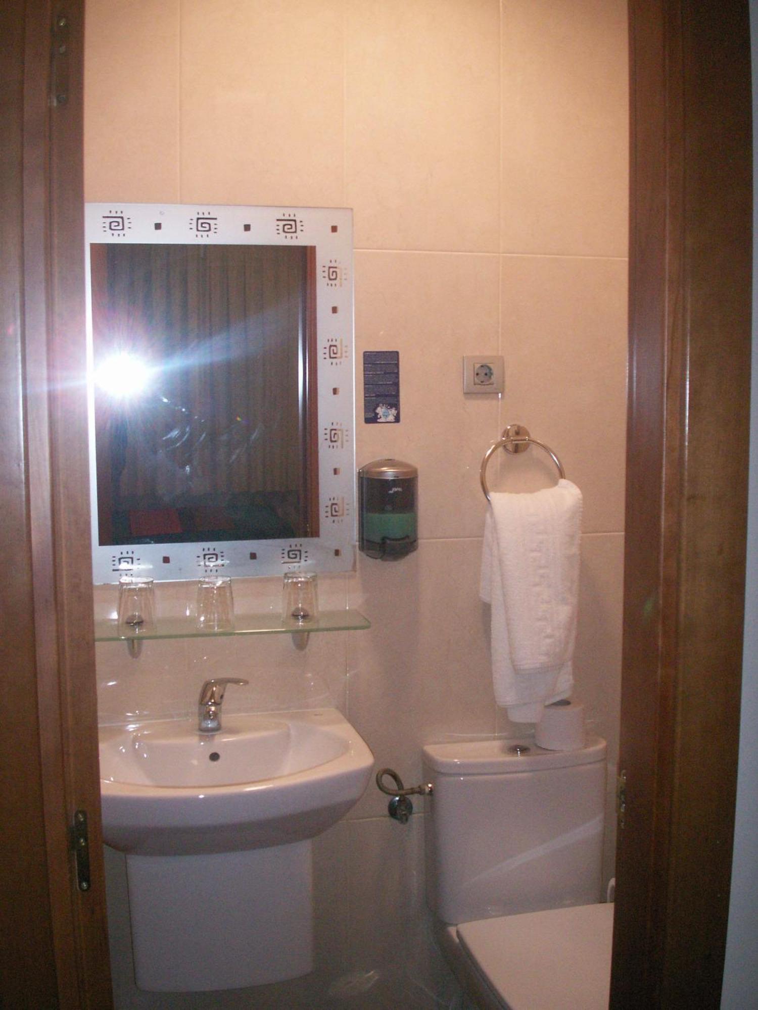 Hostal La Nava มาดริด ภายนอก รูปภาพ